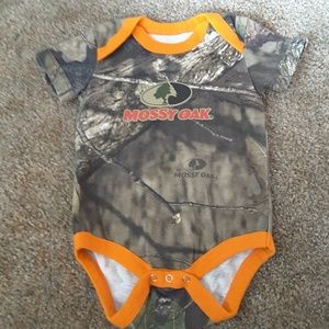 Mossy Oak camouflage onesie green brown 3-6 mos